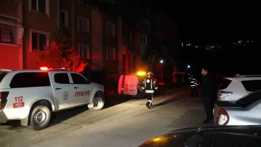 İstinat duvarı apartmanın üzerine çöktü: 32 daire tahliye edildi