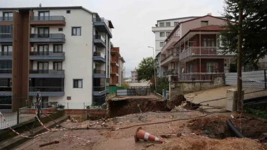 İstinat duvarı çöktü: 4 bina mühürlendi, 83 kişi tahliye edildi