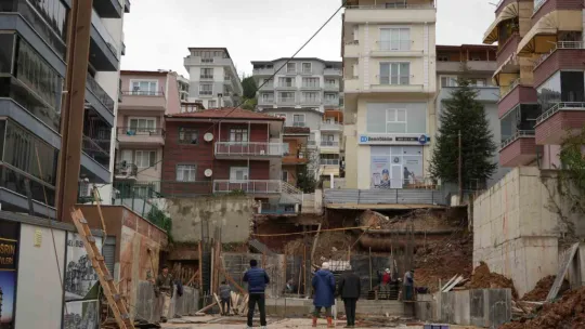 İstinat duvarı çöktü: 4 bina mühürlendi, 83 kişi tahliye edildi