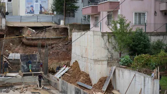 İstinat duvarı çöktü: 4 bina mühürlendi, 83 kişi tahliye edildi