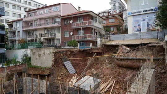 İstinat duvarı çöktü: 4 bina mühürlendi, 83 kişi tahliye edildi