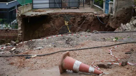 İstinat duvarı çöktü: 4 bina mühürlendi, 83 kişi tahliye edildi