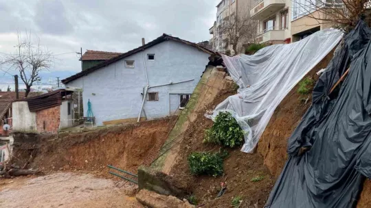 İstinat duvarı çökünce ortalık savaş alanına döndü