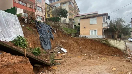 İstinat duvarı çökünce ortalık savaş alanına döndü