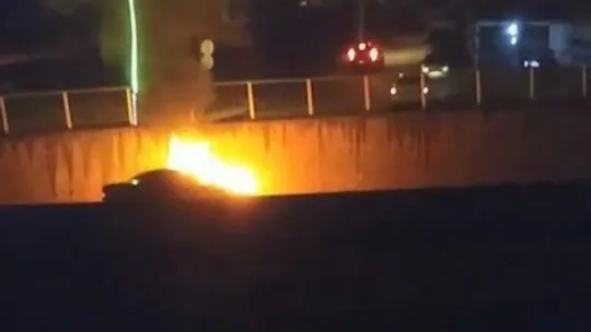 İstinat duvarına çarpan otomobil alev alev yandı