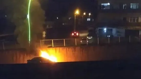 İstinat duvarına çarpan otomobil alev alev yandı