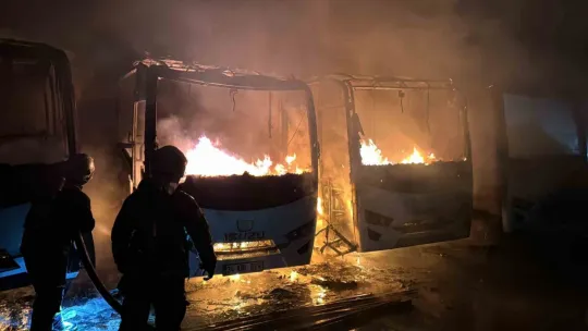 Kartepe'de 15 araç alev alev yandı