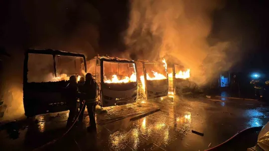 Kartepe'de 15 araç alev alev yandı