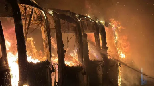 Kartepe'de 15 araç alev alev yandı