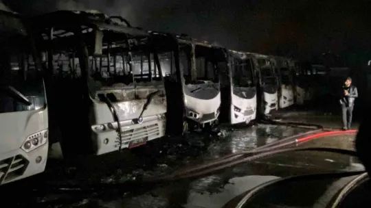 Kartepe'de 15 araç alev alev yandı