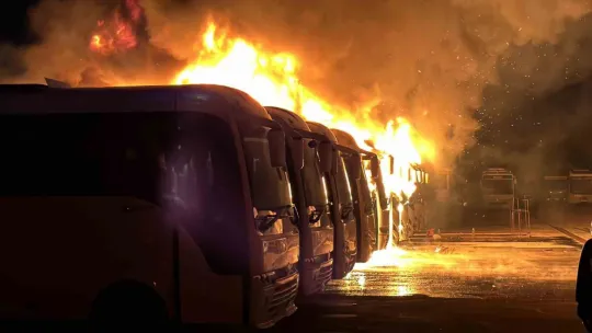 Kartepe'de 15 araç alev alev yandı