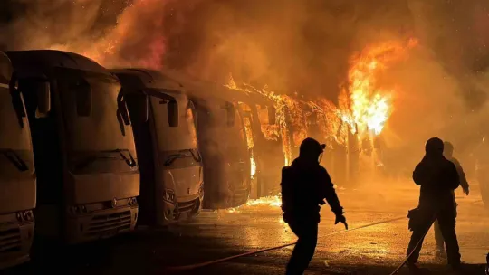 Kartepe'de 15 araç alev alev yandı