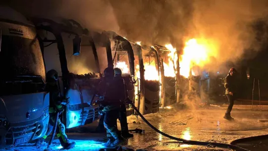 Kartepe'de 15 araç alev alev yandı