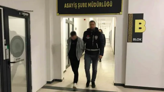 İterek çaldıkları otomobile kontak ararken yakalandılar