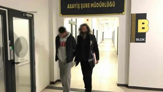 İterek çaldıkları otomobile kontak ararken yakalandılar