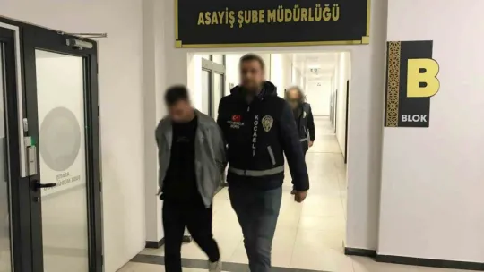 İterek çaldıkları otomobile kontak ararken yakalandılar