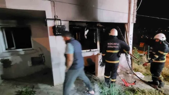 İtfaiye alevlerin arasına daldı