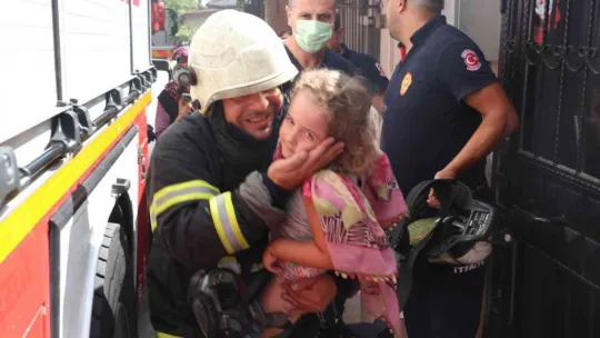 Biri bebek 3 kişi balkondan kurtarıldı!