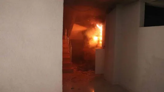 Biri bebek 3 kişi balkondan kurtarıldı!