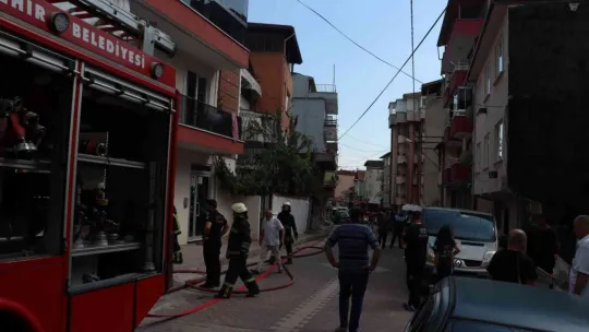 Biri bebek 3 kişi balkondan kurtarıldı!
