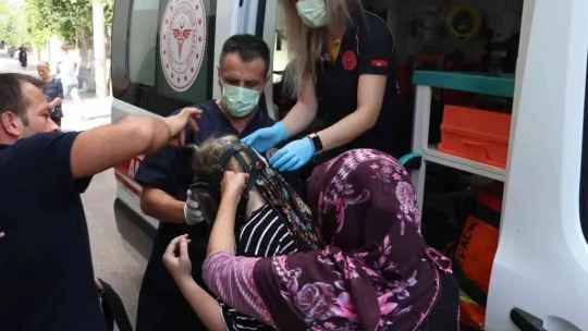 Biri bebek 3 kişi balkondan kurtarıldı!