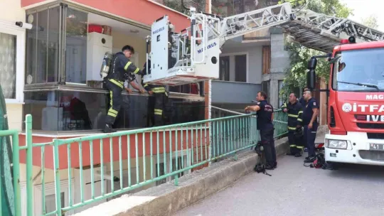 Biri bebek 3 kişi balkondan kurtarıldı!