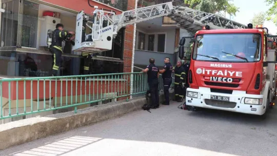 Biri bebek 3 kişi balkondan kurtarıldı!