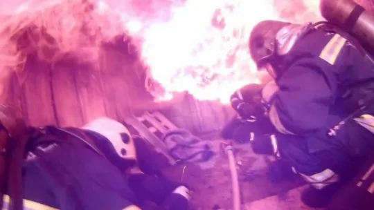 İtfaiye ekiplerinin zorlu eğitimleri aksiyon kamerasına yansıdı 