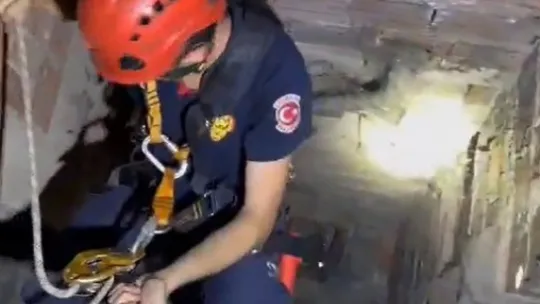 İtfaiye eri iple indi kediyi böyle kurtardı