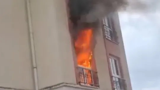 İtfaiye eri, oksijen maskesini vatandaşa verip hayatını kurtardı