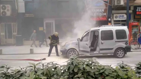 Vatandaş meraklı gözlerle olan biteni izledi