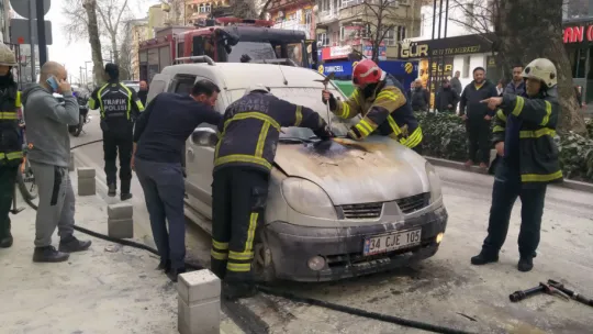 Vatandaş meraklı gözlerle olan biteni izledi
