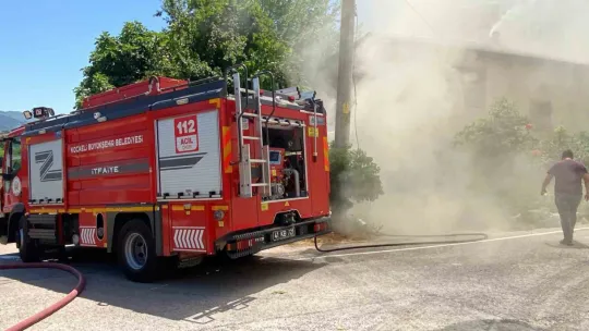 İzmarit önce otları, sonra ahırı yaktı
