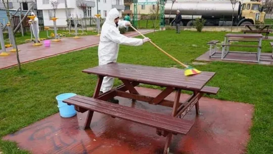 İzmit Belediyesi 210 parkı dezenfekte etti