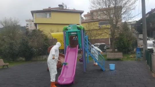İzmit Belediyesi 210 parkı dezenfekte etti