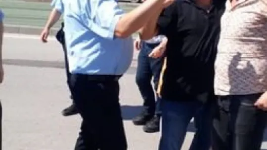 İzmit Belediyesi Zabıta ekipleri tezgah dağıtıyor!