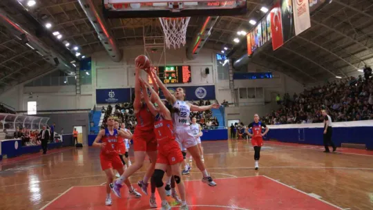 İzmit Belediyespor finale yükseldi