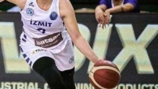 İzmit Belediyespor İzmit'i üzmeye devam ediyor!