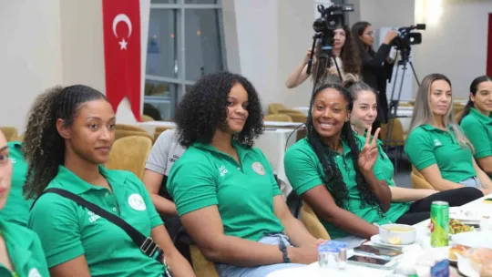 İzmit Belediyespor Kadın Basketbol Takımı'nın yeni kadrosu tanıtıldı