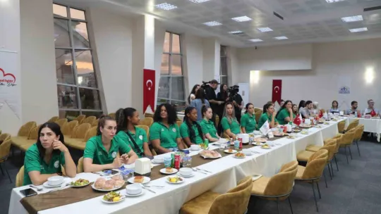 İzmit Belediyespor Kadın Basketbol Takımı'nın yeni kadrosu tanıtıldı