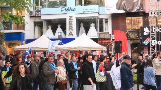 İzmit Belediyespor şehir merkezinde şampiyonluk kutladı