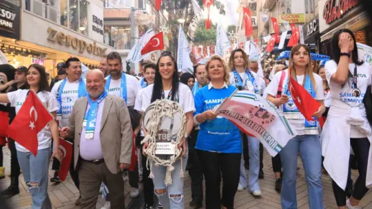 İzmit Belediyespor şehir merkezinde şampiyonluk kutladı