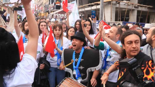 İzmit Belediyespor şehir merkezinde şampiyonluk kutladı
