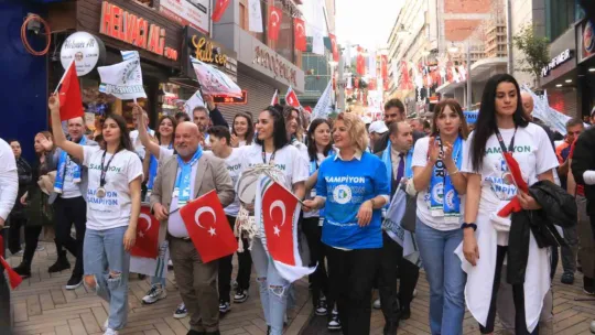 İzmit Belediyespor şehir merkezinde şampiyonluk kutladı