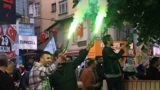 İzmit Belediyespor şehir merkezinde şampiyonluk kutladı