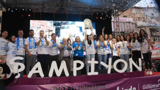 İzmit Belediyespor şehir merkezinde şampiyonluk kutladı