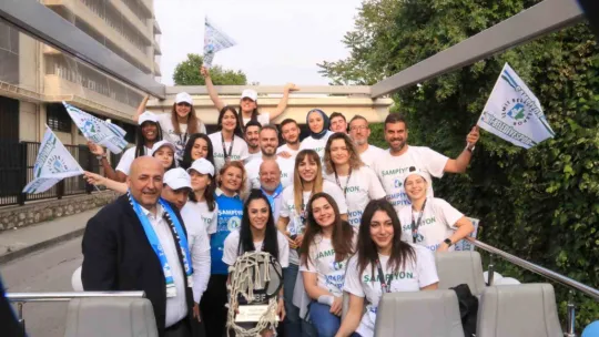 İzmit Belediyespor şehir merkezinde şampiyonluk kutladı