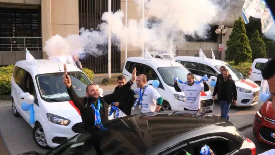 İzmit Belediyespor şehir merkezinde şampiyonluk kutladı