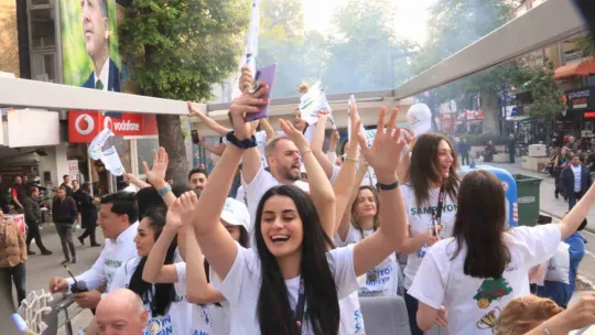 İzmit Belediyespor şehir merkezinde şampiyonluk kutladı