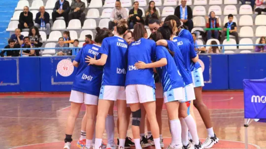 İzmit Belediyespor Süper Lig'e yükseldi